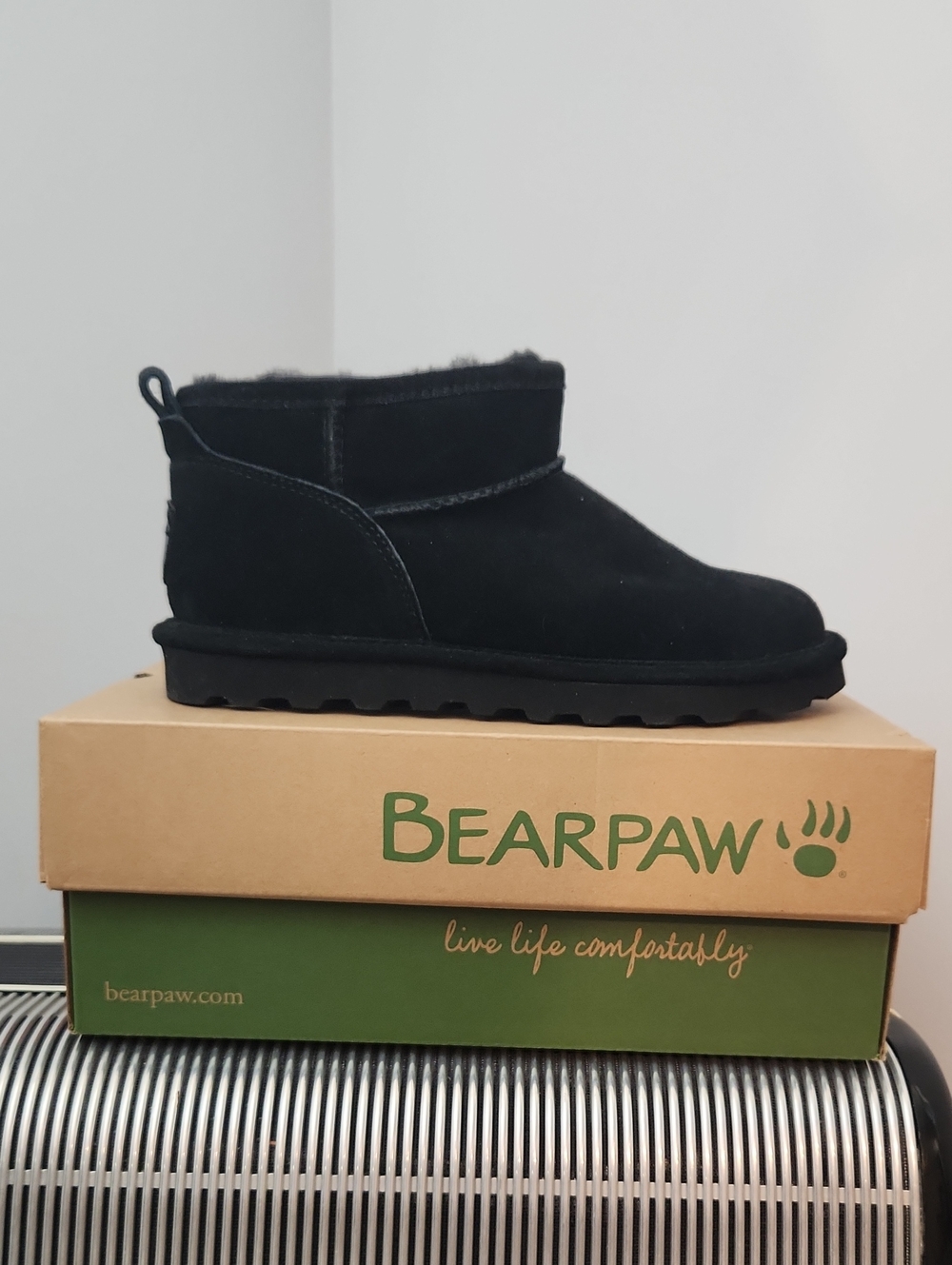 NIB - BEAR PAW BLACK SUEDE SHORTY W/SHEEPSKIN LINING BOOTS SZ 8